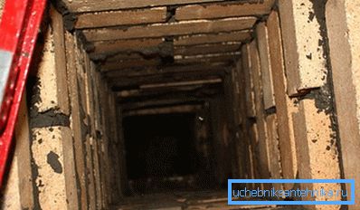 Фота прымітыўнай цаглянай вентыляцыйнай шахты