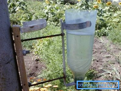 Фота рукамыйніка на дачы з пластыкавай бутэлькі.