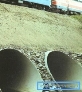 2708 Фота водопропускных трубы, размешчанай пад чыгуначнымі шляхамі