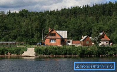 Фота загараднага катэджа на беразе ракі Фота загараднага катэджа на беразе ракі