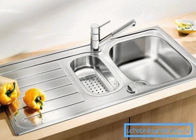 Функцыянальная накладная мыйка з двума чарамі і паверхняй для сцёку вады. Функцыянальная накладная мыйка з двума чарамі і паверхняй для сцёку вады.