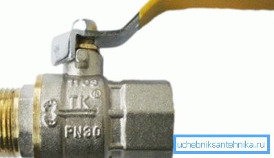 Гайка, якая дазваляе падціснуць ўшчыльняльнік, хаваецца пад дзяржальняй. Гайка, якая дазваляе падціснуць ўшчыльняльнік, хаваецца пад дзяржальняй.