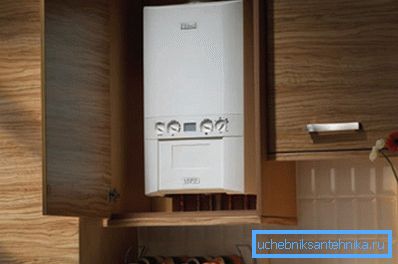 Газавы кацёл, схаваны ў кухонную мэблю Газавы кацёл, схаваны ў кухонную мэблю