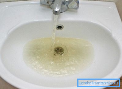 Брудная вада можа стаць прычынай з'яўлення плям на ракавіне Брудная вада можа стаць прычынай з'яўлення плям на ракавіне