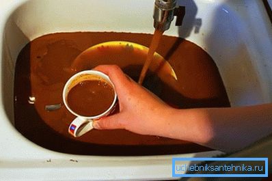 Часам вада з-пад крана можа шакаваць Часам вада з-пад крана можа шакаваць