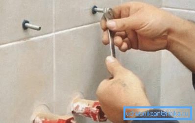Інструкцыя мяркуе выкарыстанне мінімальнага колькасці крапяжоў для ўстаноўкі навясны поліпрапіленавай мыйкі