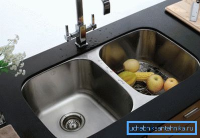 Інтэграваная мыйка з нержавейкі ў стальніцы са штучнага каменя. Інтэграваная мыйка з нержавейкі ў стальніцы са штучнага каменя.