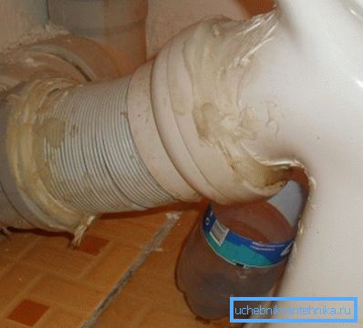 Выкарыстанне герметыка або сіліконавай абкітоўкі дае магчымасць ліквідаваць толькі невялікія шчыліны або расколіны, для больш буйных дэфектаў трэба выкарыстоўваць цэмент Выкарыстанне герметыка або сіліконавай абкітоўкі дае магчымасць ліквідаваць толькі невялікія шчыліны або расколіны, для больш буйных дэфектаў трэба выкарыстоўваць цэмент