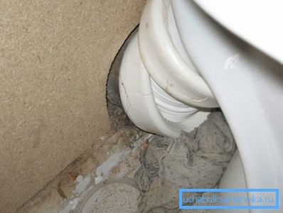 Выкарыстанне спецыяльнай гофры або гумовай муфты дазволіць пазбегнуць з'яўлення такіх праблем нават у месцах, дзе злучэнне вырабляецца пад самымі нечаканымі кутамі Выкарыстанне спецыяльнай гофры або гумовай муфты дазволіць пазбегнуць з'яўлення такіх праблем нават у месцах, дзе злучэнне вырабляецца пад самымі нечаканымі кутамі