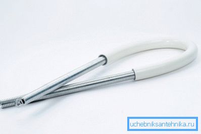 Выкарыстанне спецыяльнай спружыны для вырабу радыусныя дэталяў.