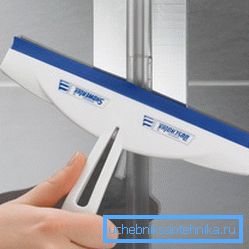 Выкарыстанне адмысловых гумовых скрабкоў дазваляе прыбраць вільгаць з паверхні без разводаў
