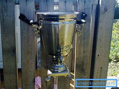 Выкарыстанне старога самавара для рукамыйніка. Выкарыстанне старога самавара для рукамыйніка.