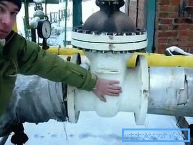 Выкарыстанне такога матэрыялу дазваляе пакрыць вырабы са складанай формай Выкарыстанне такога матэрыялу дазваляе пакрыць вырабы са складанай формай