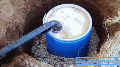 Выкарыстанне ў якасці сэптыка бочкі нельга назваць арыгінальным тэхнічным рашэннем, але ў якасці часовых мер гэта цалкам дапушчальна Выкарыстанне ў якасці сэптыка бочкі нельга назваць арыгінальным тэхнічным рашэннем, але ў якасці часовых мер гэта цалкам дапушчальна