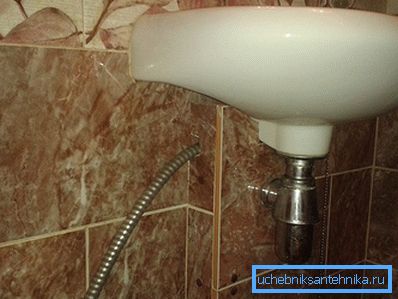 З пад ракавіны выведзены гігіенічны душ З пад ракавіны выведзены гігіенічны душ