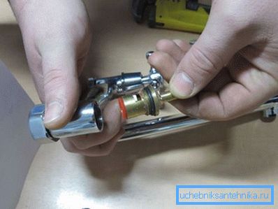 Выманне буксы з корпуса крана. Выманне буксы з корпуса крана.