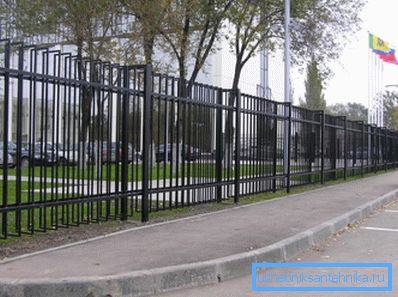Вытанчаная агароджа з квадратных і прастакутных профіляў з антыкаразійнай сталі Вытанчаная агароджа з квадратных і прастакутных профіляў з антыкаразійнай сталі