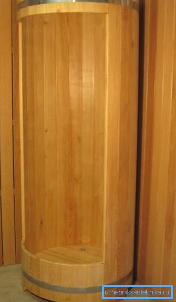 Кабінкі з лістоўніцы ўстойлівыя да вільгаці, таму гэты матэрыял так папулярны пры вырабе душавых кабін