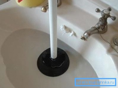 Як хутка прачысціць засор у ракавіне вантузам