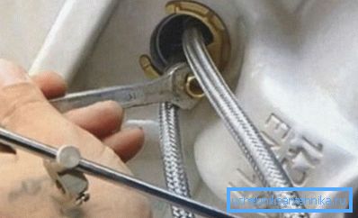 Як замацаваць змяшальнік на ракавіне? Для гэтага ёсць спецыяльны камплект - дзве шпількі, дзве металічныя шайбы асаблівай канфігурацыі і пракладка Як замацаваць змяшальнік на ракавіне? Для гэтага ёсць спецыяльны камплект - дзве шпількі, дзве металічныя шайбы асаблівай канфігурацыі і пракладка