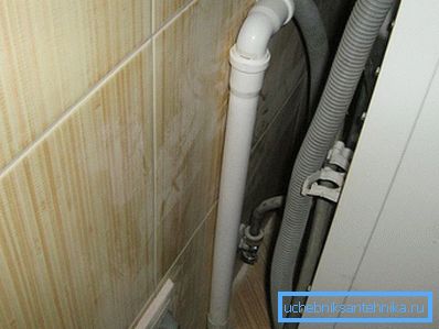 Каналізацыйная труба паднятая на патрэбную вышыню Каналізацыйная труба паднятая на патрэбную вышыню