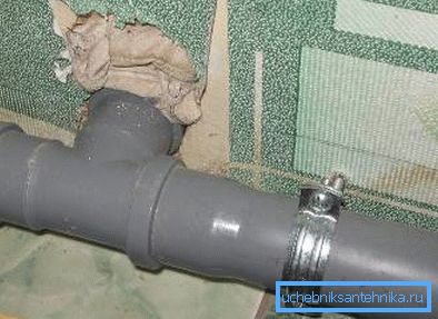 Каналізацыйная труба, замацаваная з дапамогай хамута Каналізацыйная труба, замацаваная з дапамогай хамута