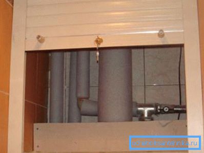 Каналізацыйныя трубы схаваны рольставней Каналізацыйныя трубы схаваны рольставней