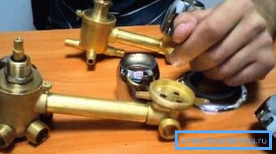 Картрыджы змяшальнікаў для душавых кабін ўжываюць для пераключэння рэжымаў і падачы вады пэўнай тэмпературы Картрыджы змяшальнікаў для душавых кабін ўжываюць для пераключэння рэжымаў і падачы вады пэўнай тэмпературы