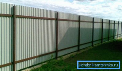 Класічнае агароджу садовага ўчастка з металічнага прафіляванага ліста.