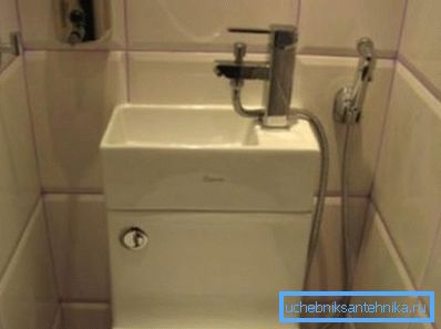 Кампактная ракавіна на бачок з падключэннем душа. Кампактная ракавіна на бачок з падключэннем душа.