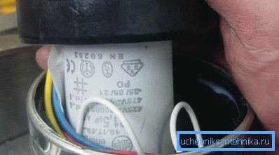 Кандэнсатар і драты размяшчаюцца пад верхняй вечкам помпы
