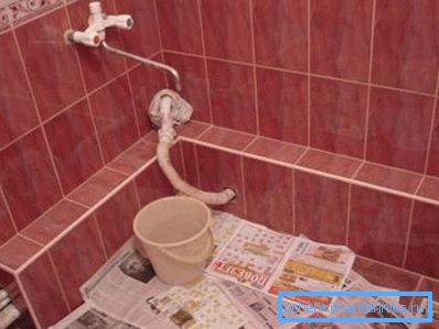 Палукашак для труб надае ваннай пакоі скончаны і эстэтычны выгляд Палукашак для труб надае ваннай пакоі скончаны і эстэтычны выгляд