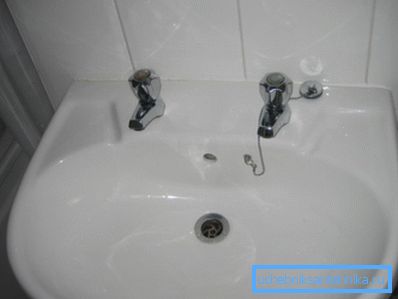 Краны размешчаны такім чынам, што памыць рукі пад праточнай вадой немагчыма Краны размешчаны такім чынам, што памыць рукі пад праточнай вадой немагчыма