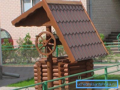 Прыгожыя студні для дачы, як прыкметныя дэкаратыўныя будынка, прыцягваюць погляд.