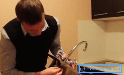 Мацаванне змяшальніка да мыйкі Мацаванне змяшальніка да мыйкі