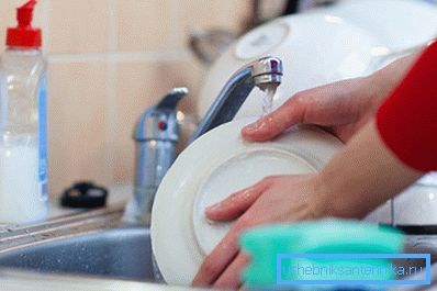 Кухонная мыйка 40 см на 40 см цалкам месціць у сабе брудную посуд, прызначаную для мыцця