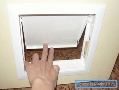 Лаз для кошкі ў туалетнай дзвярэй Лаз для кошкі ў туалетнай дзвярэй