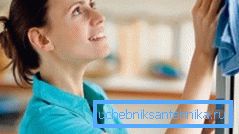 Лепш за ўсё кабінку апалоскваць і выціраць насуха кожны дзень.