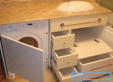 Аматарскае фота арыгінальнай тумбы пад ракавіну, якая прадугледжвае размяшчэнне мноства скрынь і бытавой тэхнікі Аматарскае фота арыгінальнай тумбы пад ракавіну, якая прадугледжвае размяшчэнне мноства скрынь і бытавой тэхнікі