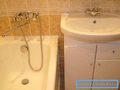 Аматарскае фота ўсталяванага рукамыйніцы, на якім бачна суадносіны вышыні з ваннай