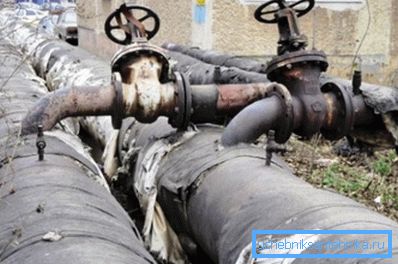 Магістралі з гарачай вадой ўцяпляюць не толькі з меркаванняў прадухілення ўзнікнення кандэнсату, але і для энергазберажэння Магістралі з гарачай вадой ўцяпляюць не толькі з меркаванняў прадухілення ўзнікнення кандэнсату, але і для энергазберажэння