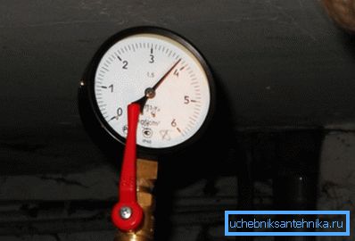 Манометр на фота паказвае 3,8 кгс / см2. Значэнне цалкам штатны.