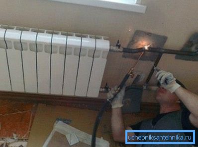 Майстар прыварваюць трубы Майстар прыварваюць трубы