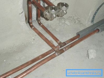Медны вадаправод трывалы, даўгавечны, але вельмі дарог і складзены ў мантажы.