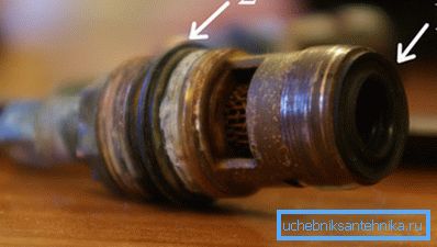 Месца размяшчэння гумовых пракладак на запорном механізме змяшальніка, пры пашкоджанні якіх практычна заўсёды ўзнікае дэфект дадзенага тыпу Месца размяшчэння гумовых пракладак на запорном механізме змяшальніка, пры пашкоджанні якіх практычна заўсёды ўзнікае дэфект дадзенага тыпу