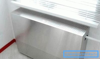 Металічны экран на батарэю ацяплення з адтулінамі для свабоднай цыркуляцыі паветра