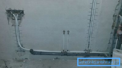 Мантаж труб для змяшальніка ў ваннай на цагляную сцяну Мантаж труб для змяшальніка ў ваннай на цагляную сцяну