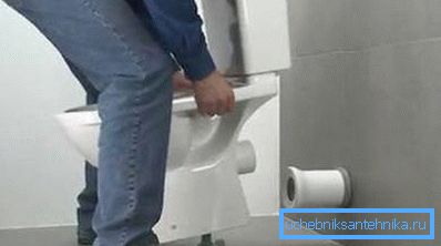 Мантаж ўнітаза на загадзя замацаваныя кранштэйны Мантаж ўнітаза на загадзя замацаваныя кранштэйны