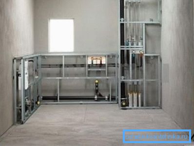 Можна зрабіць каркас і схаваць усе камунікацыі, але важна пакінуць люкі ў патрэбных месцах Можна зрабіць каркас і схаваць усе камунікацыі, але важна пакінуць люкі ў патрэбных месцах