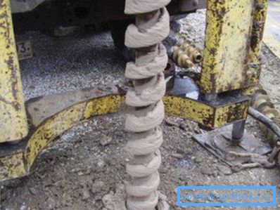 На свідраванні свідравіны клопаты не сканчаюцца. Ваду трэба завесці ў дом. На свідраванні свідравіны клопаты не сканчаюцца. Ваду трэба завесці ў дом.